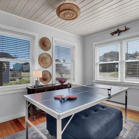 Ocean View-Pet Friendly- 1min walk to beach-sleeps 6