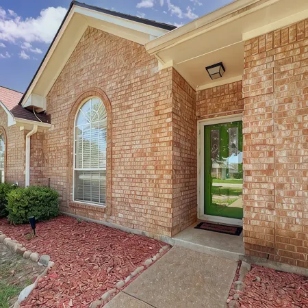 Lake Dallas Oasis, Beautiful Modern Home with Pool