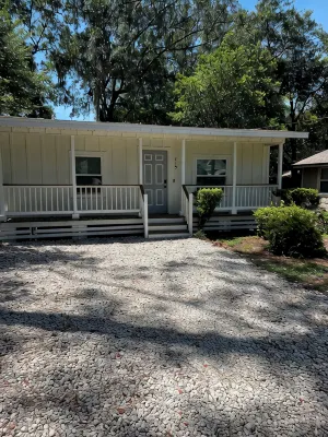 Cozy Gator Getaway Near UF - 2Bed/1Bath for 6 guests - Wifi, AC/Heat, Parking - Bungalows