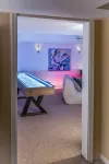 Dapper Deco • Private Basement - Wifi