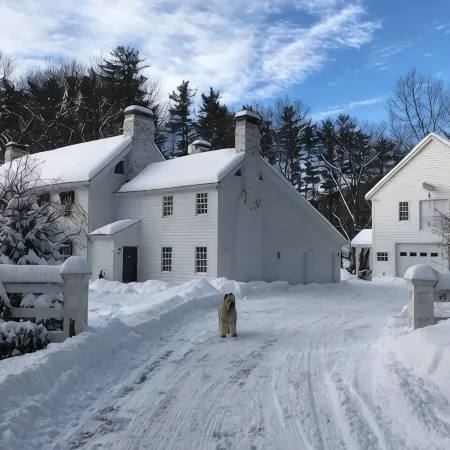 “Carriage House” Walking Distance Private 5 Acres.