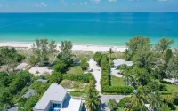 Beach Bungalow: Pet Friendly, Best Canal, Dock, Beach, Pool. Renovated in 2025