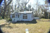 The Cozy Cute Rustic Lodge close to everything. Clean & Spacious- Fire Pit. - Gym