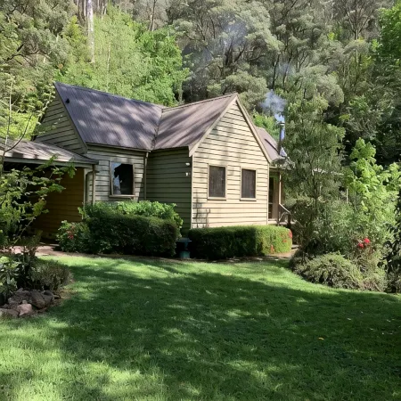 Alpine Delux Cottage, 8 acres of magnificent garden on the Ovens River.