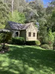 Alpine Delux Cottage, 8 acres of magnificent garden on the Ovens River. - 2 stjerner