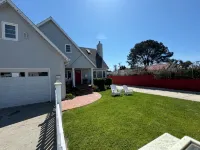 Family-friendly summer vacation home with big hot tub 2 blocks from beach. - مطابخ