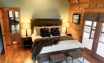 Luxury Log Cabin + Hot Tub + Mins to Downtown Dahlonega