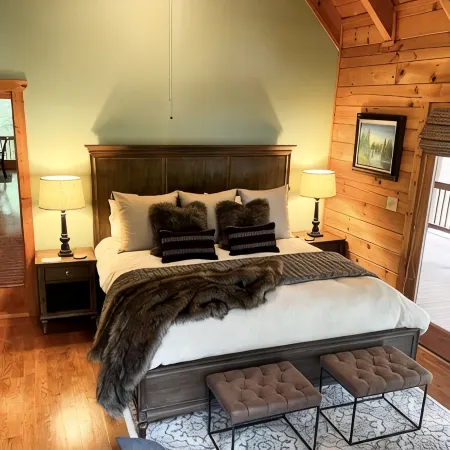 Luxury Log Cabin + Hot Tub + Mins to Downtown Dahlonega