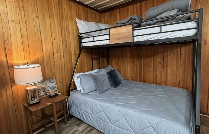 Cozy Cabin central to Jefferson, Atlanta, Caddo Lake, Marshall & Linden