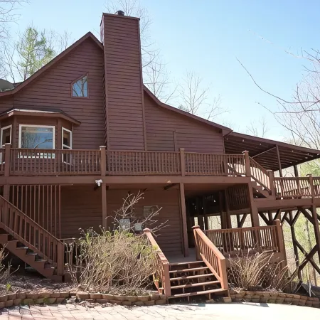 4 Bedroom, 3 Bath Cabin in Coosawattee River Resort w/hot tub, fire pit, &  WiFi