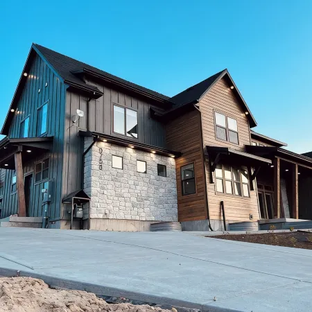 Luxury Home! Hot Tub, SportCourt, Putting Green, & BunkRoom for kids!