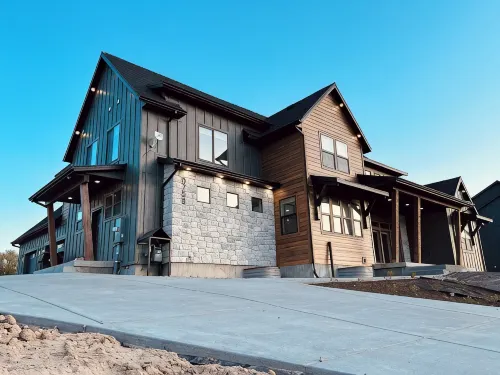 Luxury Home! Hot Tub, SportCourt, Putting Green, & BunkRoom for kids!