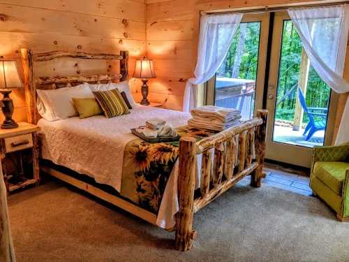 Cabin life near Asheville/Hendersonville. Secluded but still convenient escape!