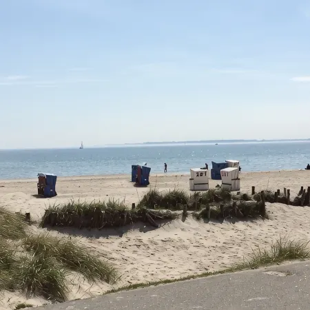 Vacation home close to the beach with patio cover; fiberglass; garden; parking at the house