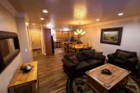 End of Summer Price Drop! Snowbasin Lakeside Luxury 3Bd.Hot Tub.Garage. 2300Sqft - Boutique