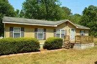 Mid-lake home conveniently located in quiet neighborhood with boat ramp. - Homestays