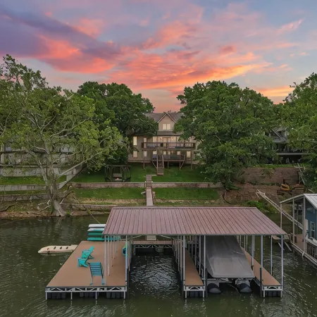 New Luxury Water Front Oasis with New Private Dock & Hot Tub!!