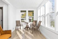 Kaiser House Sleeps 8, Traverse City 3 minutes away!  Pet friendly - Homestays