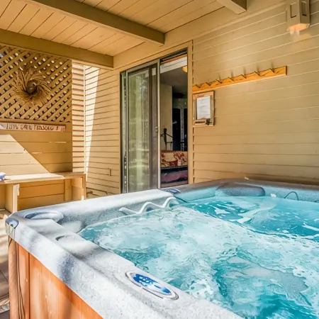 Cozy Sunriver Home w/ AC, Fireplace, HotTub, 8 SHARC Passes, Outdoor Heaven