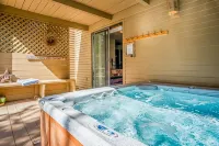Cozy Sunriver Home w/ AC, Fireplace, HotTub, 8 SHARC Passes, Outdoor Heaven - บูติค