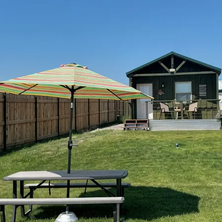 Flo’s Cabin at Grans – Flathead Lakefront, Firepit, Dock, Kayaks, Pet Friendly.