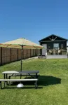 Flo’s Cabin at Grans – Flathead Lakefront, Firepit, Dock, Kayaks, Pet Friendly. - 小木屋