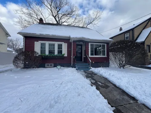 Warm, Charming 3Br House w Fenced Yard in Quiet Neighborhood Close to Everything - Homestays