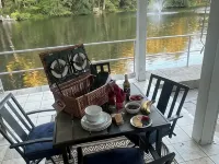 Tranquil Lakeside Waterfall Retreat-Summer is Upon us! 플랫 락 호텔