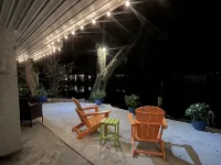 Relax on the beautiful Weeki Wachee River at the charming Seahorse River House!