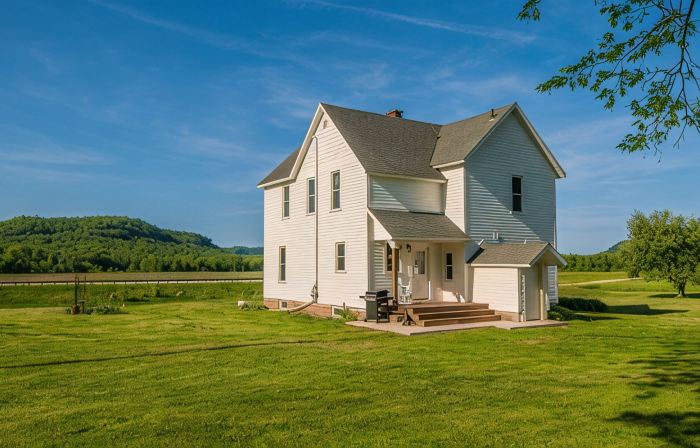 3 Peaks Farmhouse- Beautiful Remodel with Scenic Views + Root River Trail access