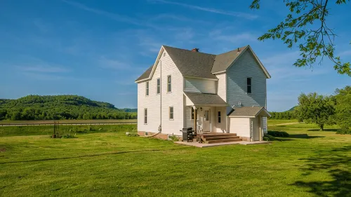 3 Peaks Farmhouse- Beautiful Remodel with Scenic Views + Root River Trail access