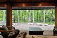 Stylish Signature Lodge, nestled in the Forest, with Teal Lake views - 2-Sterne