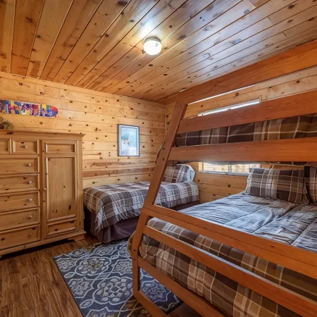 Knotty Pine Family Cabin (Tahoe Donner) - Dogs Welcome!!!