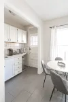 Vintage Escape 1Br Two Blocks Away from Beach - Holiday bungalows