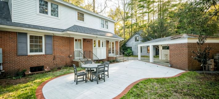 Steps from downtown Brevard you can enjoy BB's Camp House Hotels in Brevard