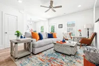 Charming 2-bedroom townhome with WiFi, minutes from Auburn University's campus