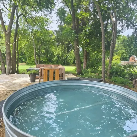 Charming micro barn offering a cozy retreat! 4 Acres, Sleeps 6, pet friendly.