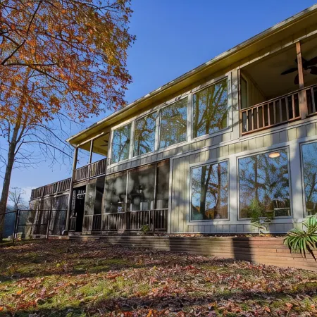 Lakefront Norris Lake house. Dock, Minimal Stairs. Close to I-75, Jacksboro, TN