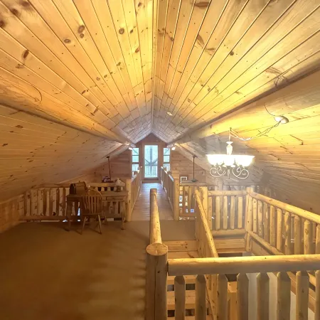 Charming 3 Bedroom, 2 Bath Custom Built Log Cabin in Ocala National Forest.
