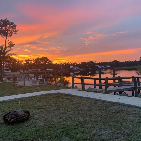 Fisherman's access and relaxation in a 2BR 2BA on River with Dock, Pet friendly!