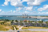 High End 2Br & 2Bath Condo Next to Pier!  Pool, Balcony & Right on the Beach! - Balkoner