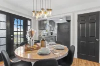 The Drift House- Spacious Boho Family Retreat- 4 Bds, 2 Baths, 6 TVs, Movie Room - Homestays