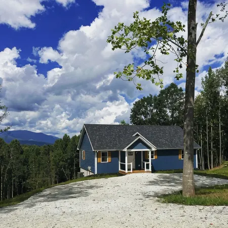 Nature getaway; beautiful Mountain Views, close to rivers, breweries & wineries.