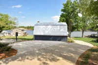 Blue Heron Haven - Ultimate Lake Escape: Lake Bouncer, Arcade, Kayaks, Hot Tub - 3-Star