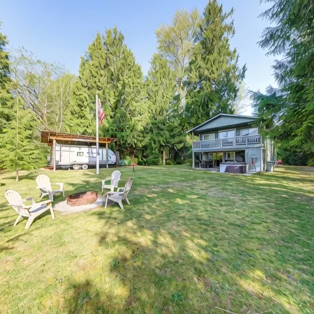 Jay's Salmon Run RetreatBreathtaking Riverfront Views-Hot Tub, Firepit, Pinball