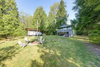 Jay's Salmon Run RetreatBreathtaking Riverfront Views-Hot Tub, Firepit, Pinball - 4 tähden