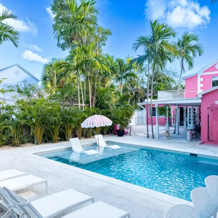 Pink Palms at Cable Beach - 4 Bedroom - 1 Minute to Beach