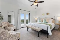 The Point Serene Hill Country Views with Pool & Hot Tub