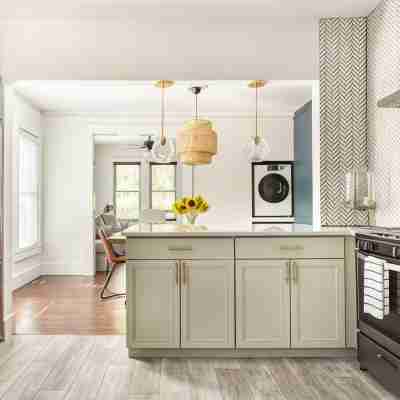 Renovated Townhouse Walk to All Others