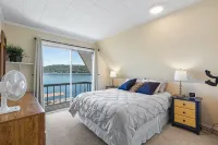 Barn Owl Cabin - Lakefront Home with a Private Dock - Jacuzzi